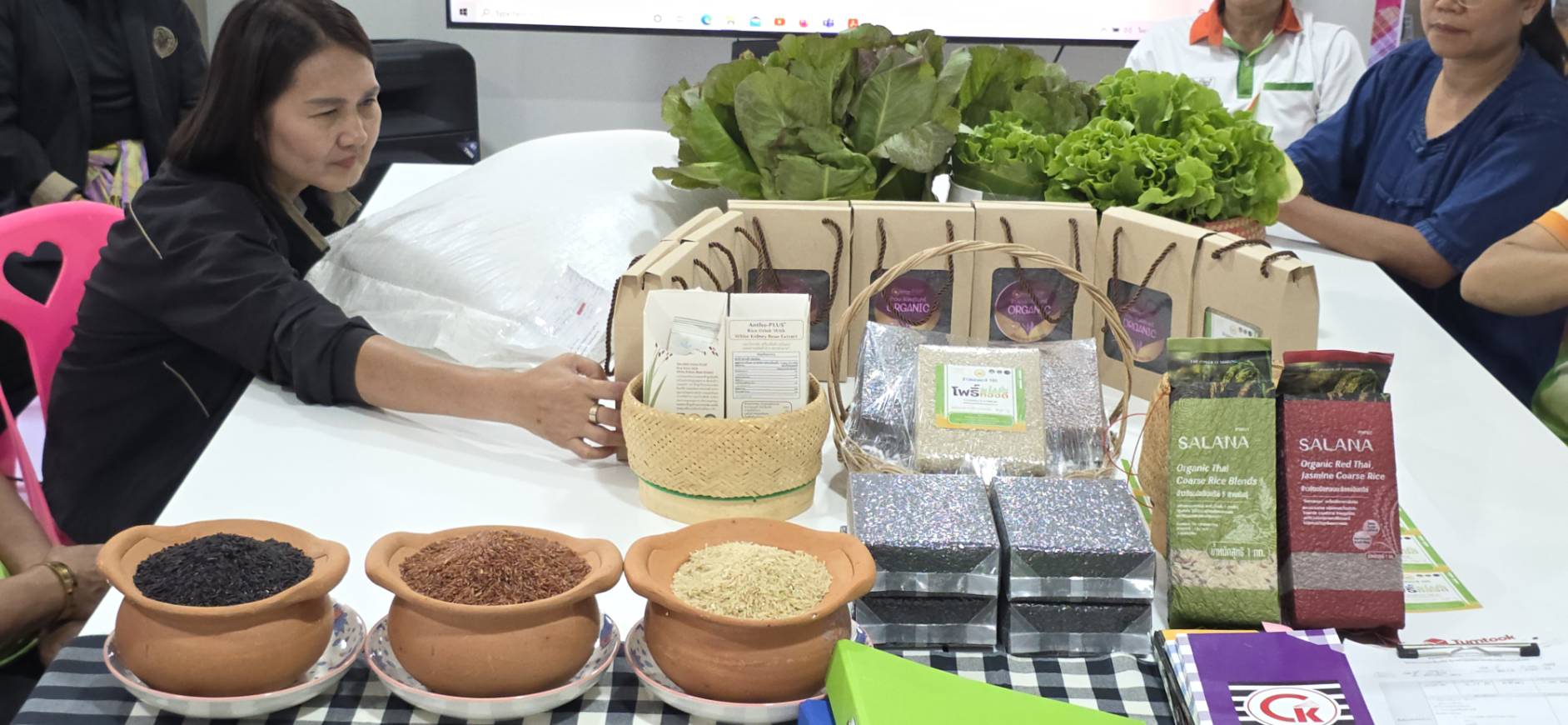 title - เลขาธิการ ส.ป.ก. ลงพื้นที่ตรวจเยี่ยมกลุ่มแปลงใหญ่ข้าวอินทรีย์ และโครงการก่อสร้างบ่อบาดาลฯ ในเขตปฏิรูปที่ดิน จังหวัดร้อยเอ็ด